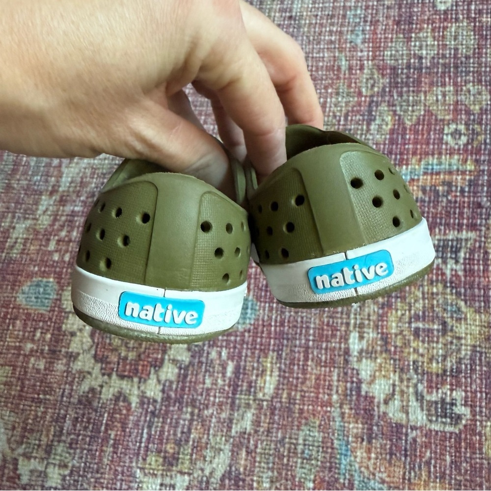 Native C5 Olive Green Kids Shoes with White Soles - Picture 5 of 5